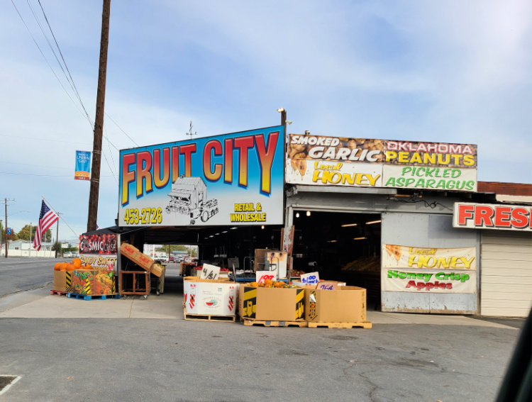 Picture of the outside of Fruit City in Union Gap WA